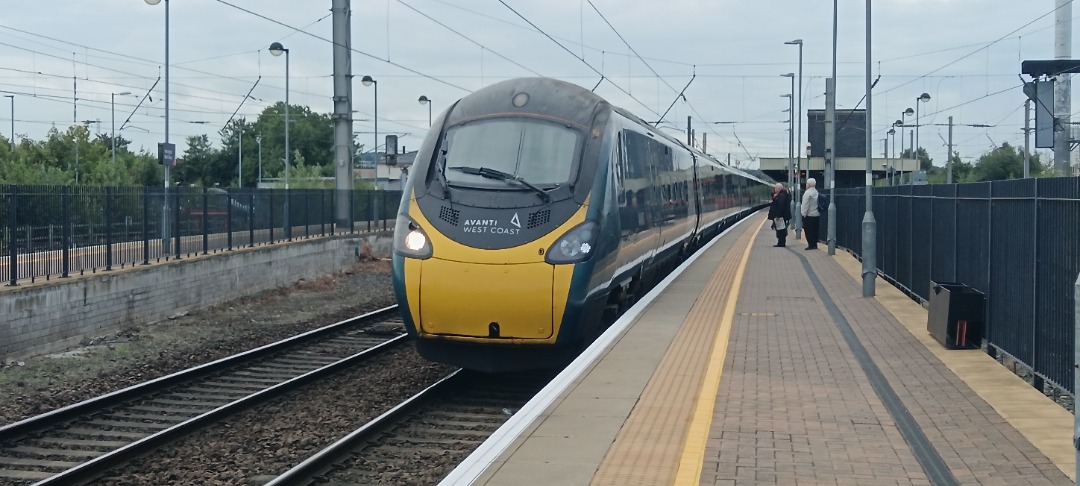 TrainGuy2008 🏴󠁧󠁢󠁷󠁬󠁳󠁿 on Train Siding: I have had a hellfire day in Warrington Bank Quay today.. double headed Class 50s, a triple headed
90+66...