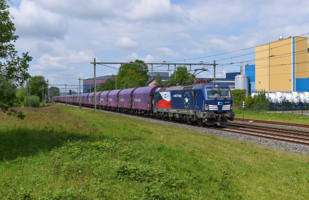 NL Rail on Train Siding: CD Cargo 383 001 komt met Railrelaese Shimmns wagens langs Barneveld Aansluiting gereden onderweg richting Bad Bentheim.