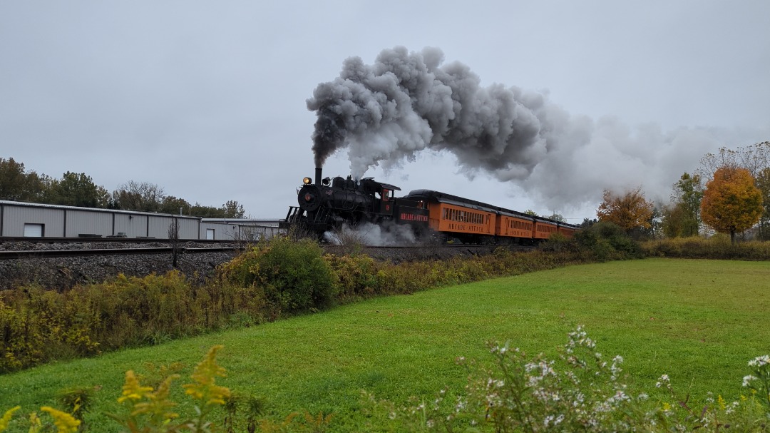 CaptnRetro on Train Siding: Arcade & Attica #18 roaring along the stretch before the Genesee Rd. crossing today. #trainspotting #train #steam #crossing...