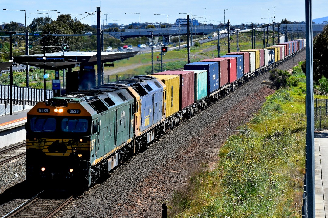 Shawn Stutsel on Train Siding: Pacific National's G539 (In Freight Australia livery) and G540 races through Williams Landing, Melbourne with 7902v,
Container Service...