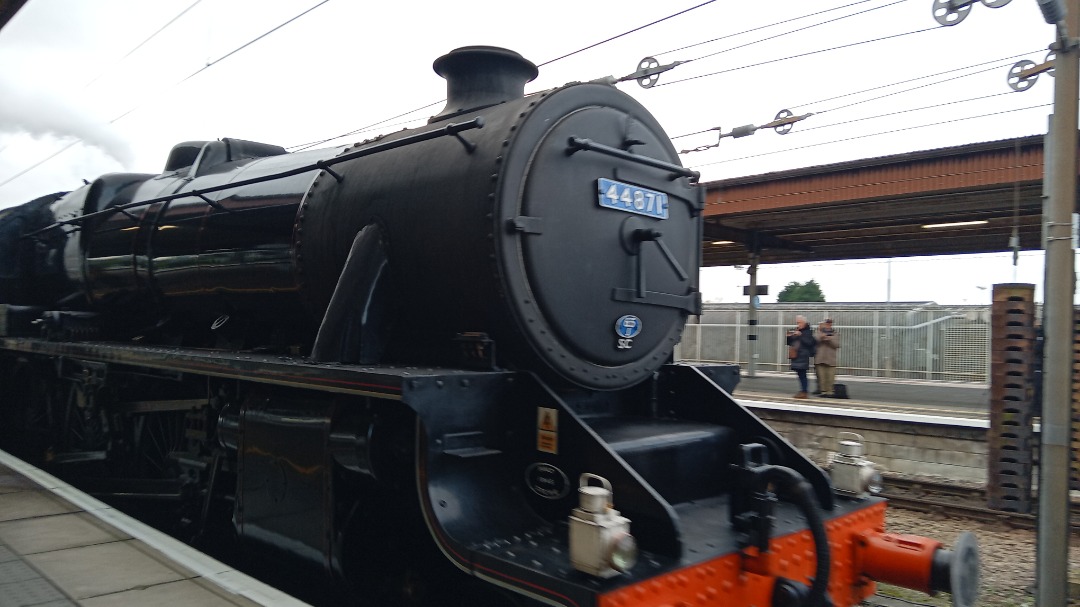 Country Trains on Train Siding: A but of a late post but caught Class 47 'Crewe Diesel Depot', a Black 5 and Sir Nigel Gresley 60007 at York and a few
other spots. A...