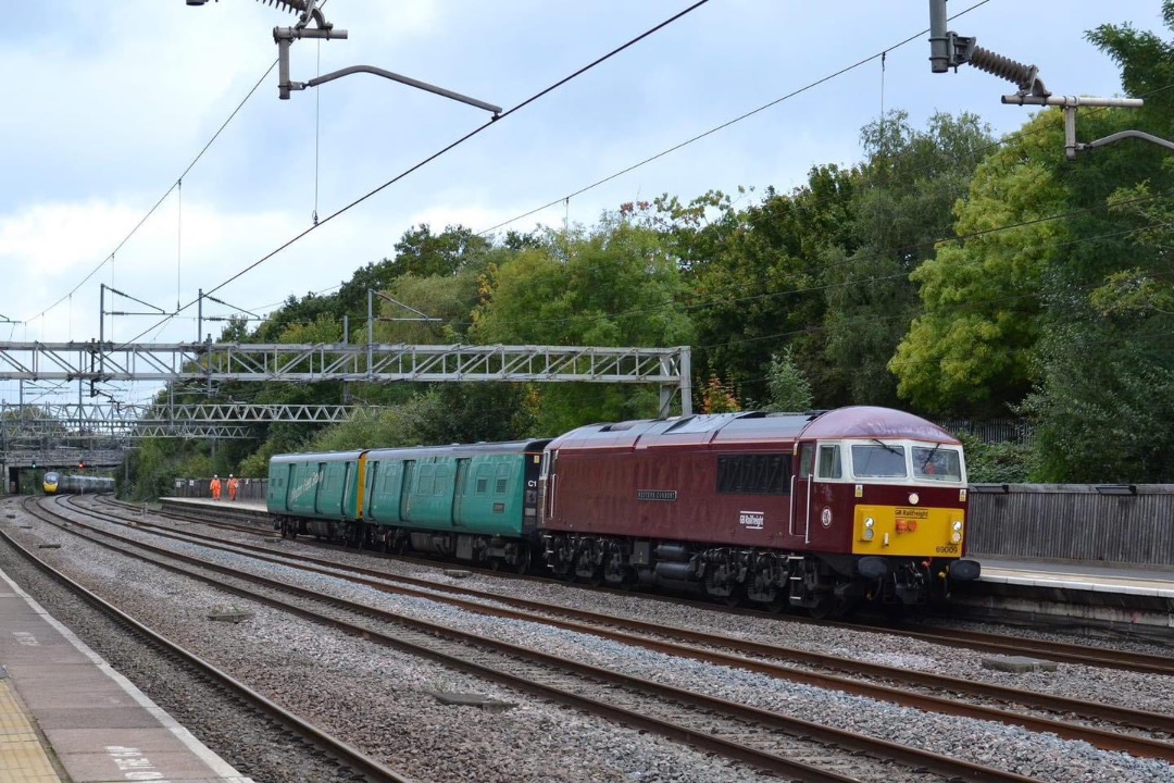 Inter City Railway Society on Train Siding: 69009 + barrier vehicles 5M95 Widnes Transport Tech - Leicester LIP Tamworth