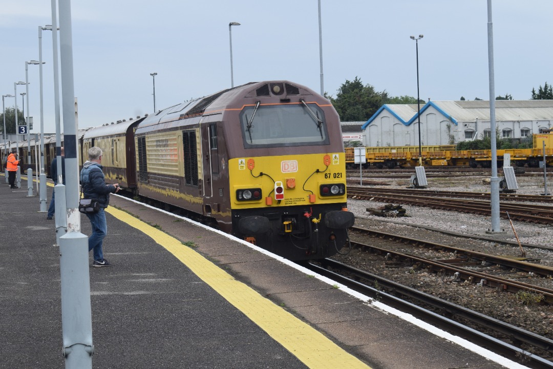 Hardley Distant on Train Siding: CURRENT: 67024 (Front - 1st Photo) and 67021 (Rear - 2nd Photo) pause at Eastleigh Station today with the 5Z83 10:57 Chichester
to...