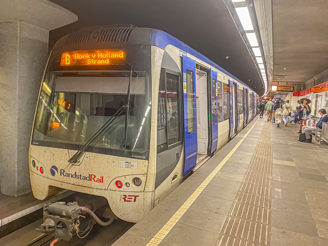 OVIsaiah on Train Siding: RET RSG3 5516 op Beurs als lijn B naar Hvh Strand. Er zijn weer 2 metrostellen op 's-gravenweg voor onderhoud, en als ze klaar
zijn worden ze...