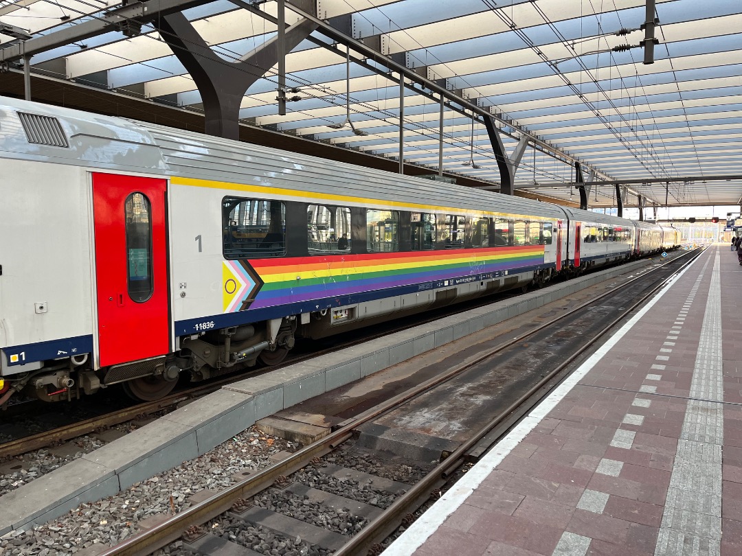 Joran on Train Siding: Een toekomstige Eurocity genomen met 2 ex-NS-locomotieven die in NMBS huisstijl gebracht zijn, graffiti en een LGBT vlag genomen in
Rotterdam...