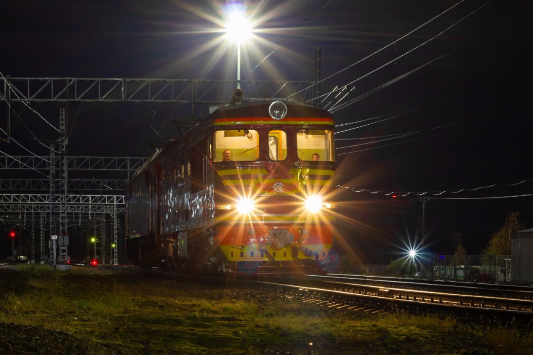 CHS200-011 on Train Siding: The recently restored diesel locomotive TEP60-0904 is in the process of being relocated to the TCh-11 Vyborg depot. This is the only
diesel...