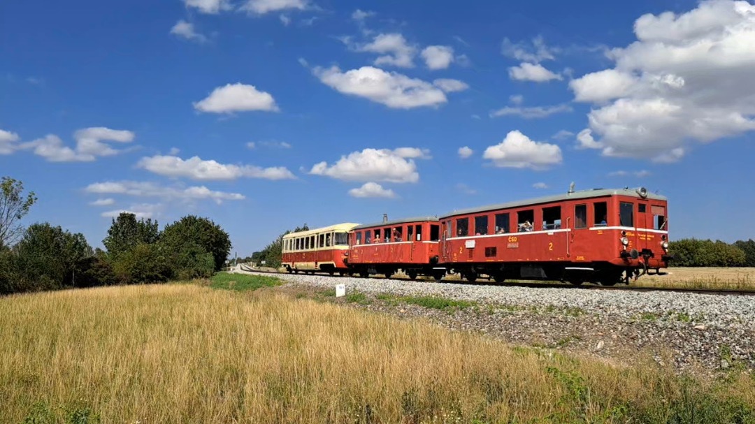 Worldoftrains on Train Siding: These 3 cars are very old the 2 red ones is called hurvinek and the white one is called singrovka.