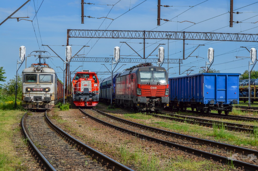 Adam L. on Train Siding: A trio of freights owned by two different foreign companies that being ÖBB' (Austria's) Rail Cargo Group and a Czech
ODOS Are seen...