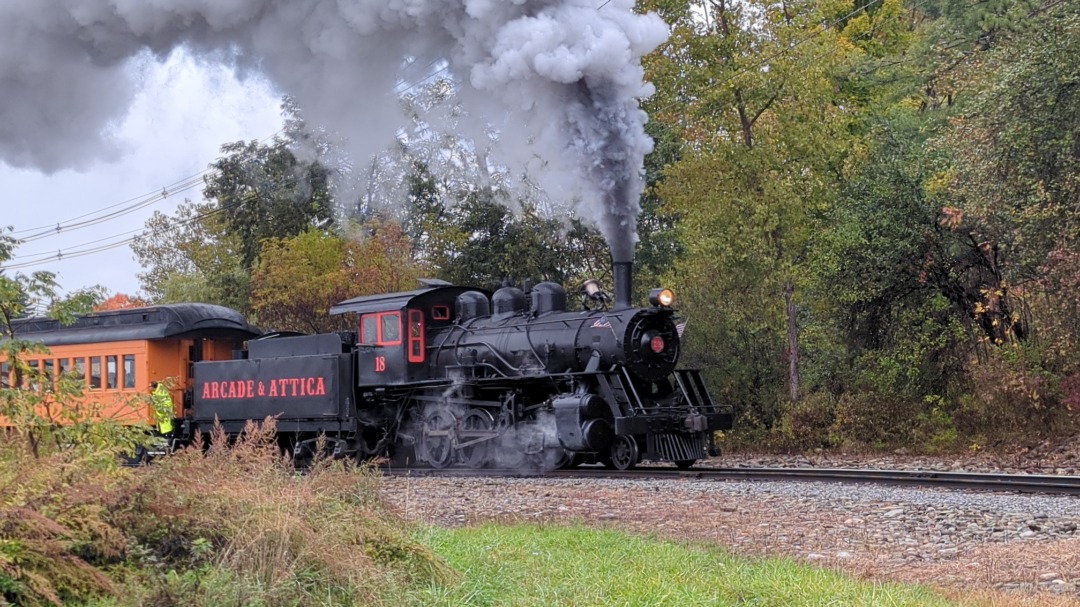 CaptnRetro on Train Siding: Leaving town in a rainy haze - Arcade & Attica #18 makes it's way across the bridge and past the old toy factory on its way
out of town....