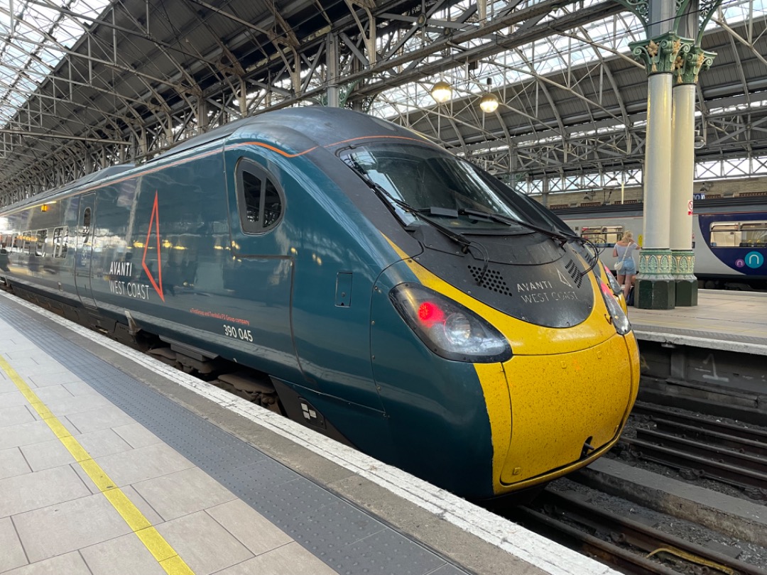 Andrea Worringer on Train Siding: My train from Manchester to Crewe was an Avanti Pendolino. Due to a signalling failure between Manchester and Stockport I was
stuck...