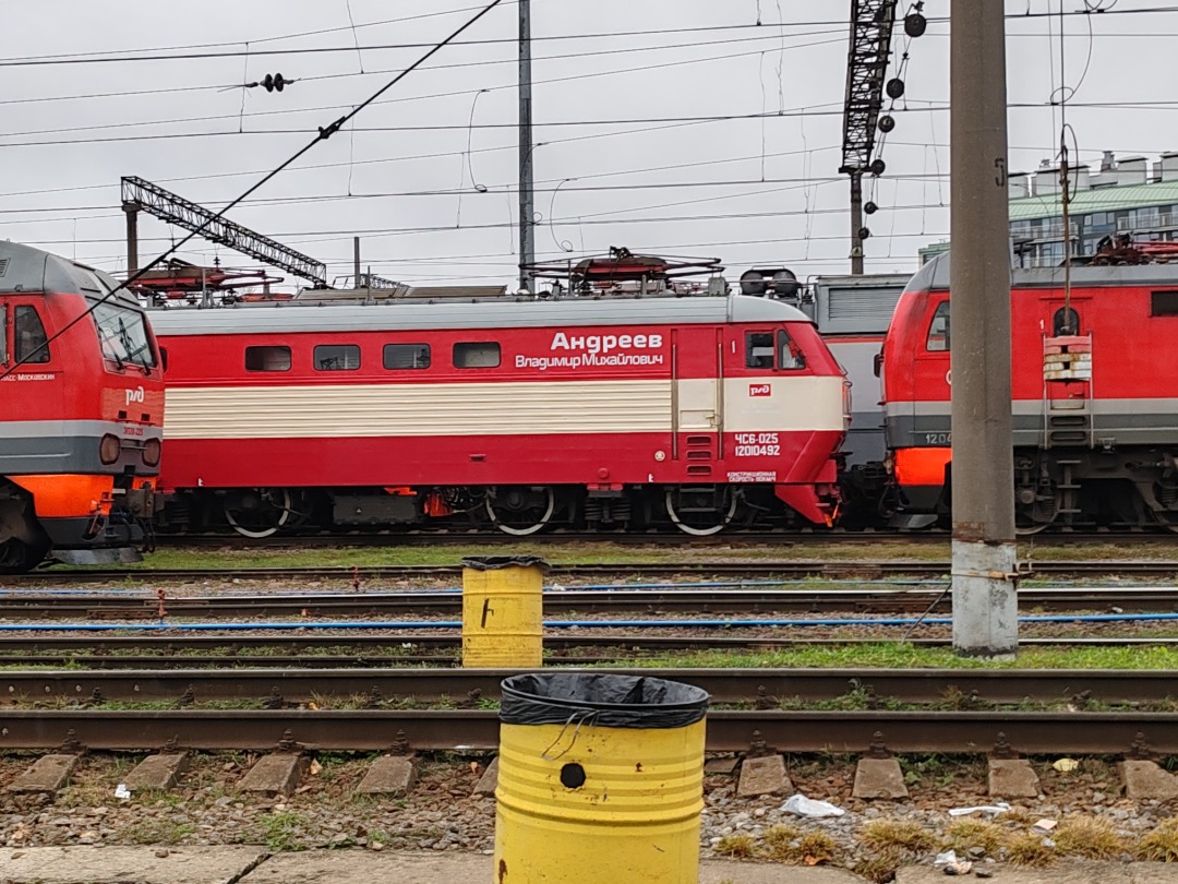 CHS200-011 on Train Siding: Respect and honor! The staff of the locomotive depot St. Petersburg Passenger Moscow perpetuated the name of the honorary railway
worker -...