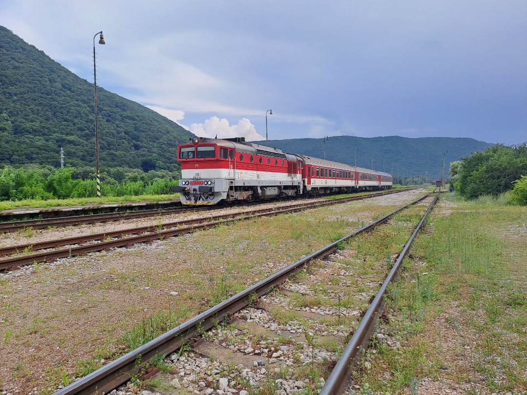 Vlaky z česka on Train Siding: Caught this R919 fast service towards Košice and a class 757 zssk cargo dropping off wagons in Slavec Carmeuse quarry on
the Slavec,...