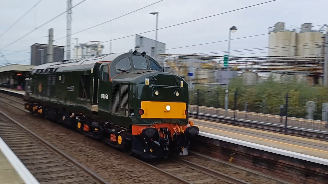 James Taylor on Train Siding: Class 37 667 Flopsie passing through warrington bank Quay station Go to Channel for more...