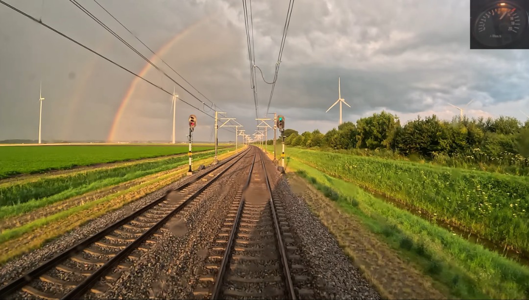 Machinist Stefan on Train Siding: Genieten van dit prachtige beeld in hoge resolutie? Ga naar mijn YouTubekanaal en stap in bij #Dronten! In de minuten die erna
volgen...