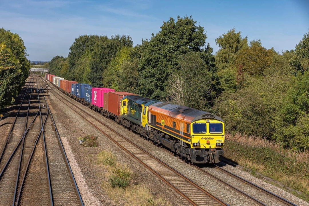 Inter City Railway Society on Train Siding: 66503 "The Railway Magazine” and 70007 at Tupton with 4095 1219 Leeds F.L.T. to Southampton M.C.T.