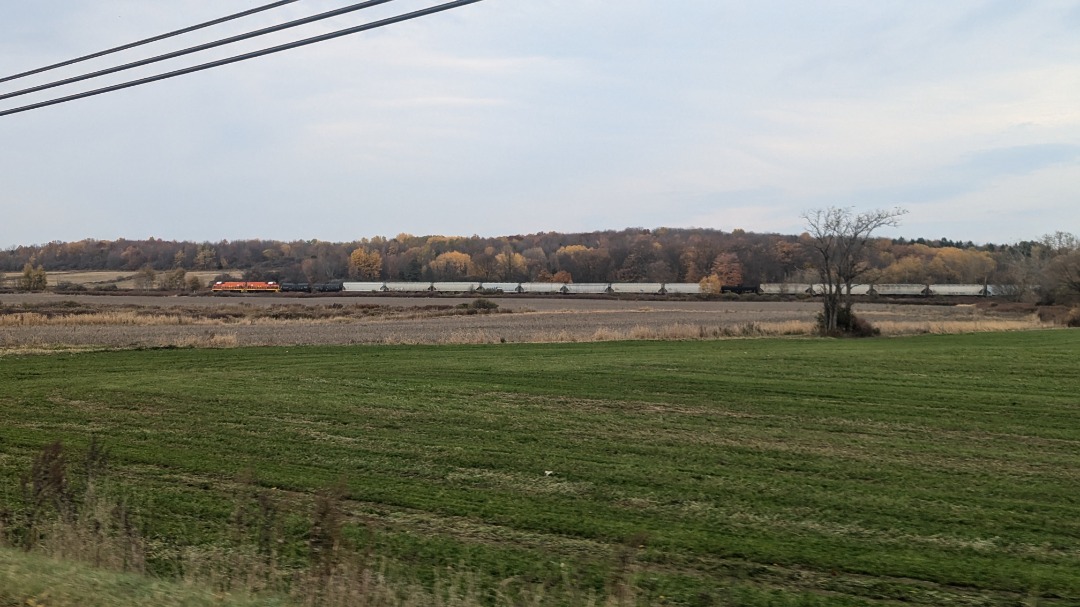 CaptnRetro on Train Siding: Chance meeting - As I ran to the post today to send off a few things, I noticed a familiar sight of orange and yellow switching
the...