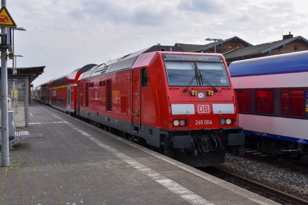 NL Rail on Train Siding: DB Regio 245 004 vertrekt met een stam Dosto rijtuigen uit station Niebüll als RE 6 naar Westerland (Sylt)