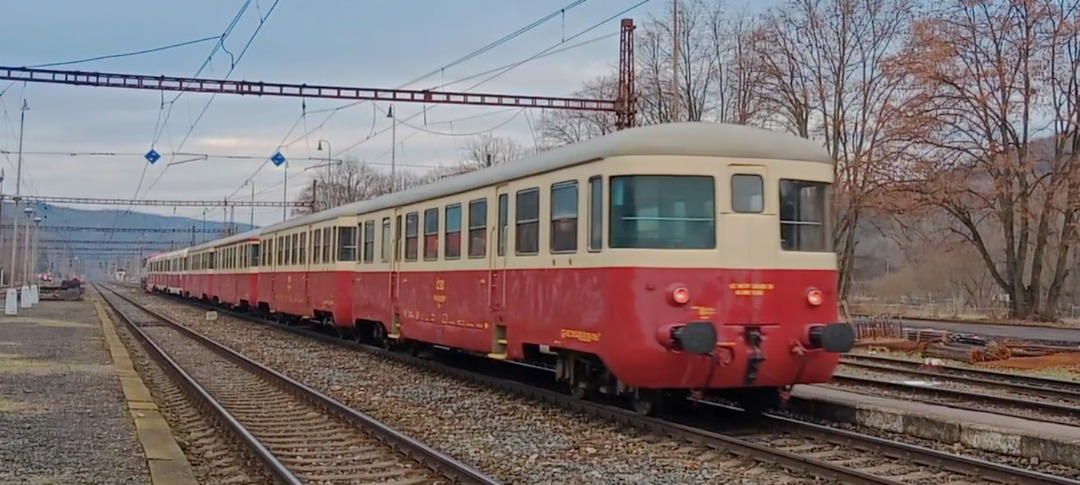 Davca ☑️ on Train Siding: Historic express train " Křivoklátský rychlík" with locomotive "bardotka" from
Praha-Čakovice to Křivoklát