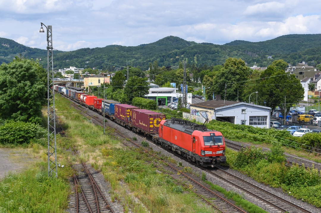 NL Rail on Train Siding: DBC 193 304 komt met containers en tankcontainers door station Bad Honnef gereden onderweg richting Koblenz.