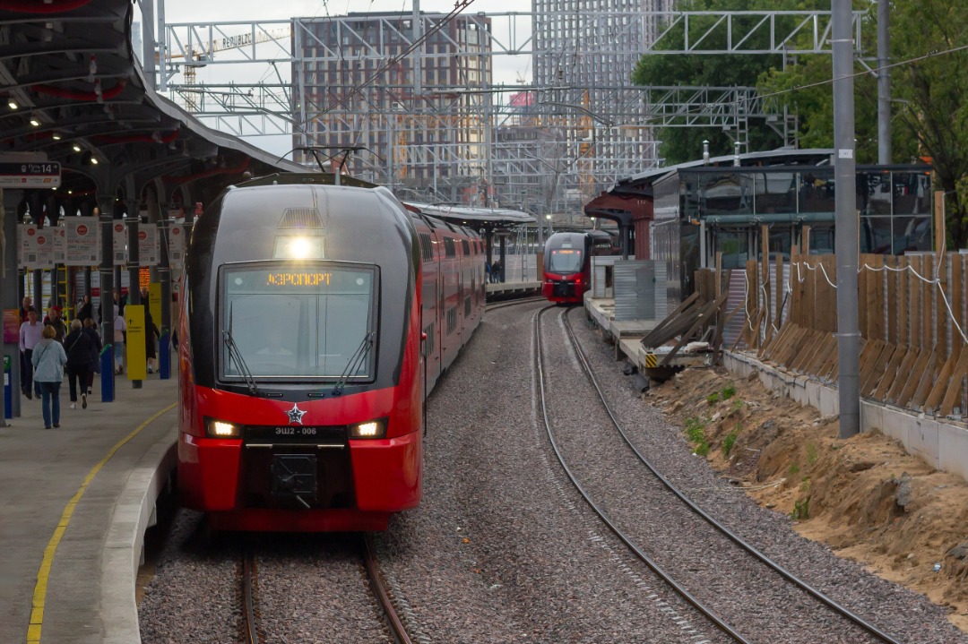 CHS200-011 on Train Siding: The double-decker electric train ESH2-006 "Aeroexpress" follows the Moscow-Smolenskaya station.