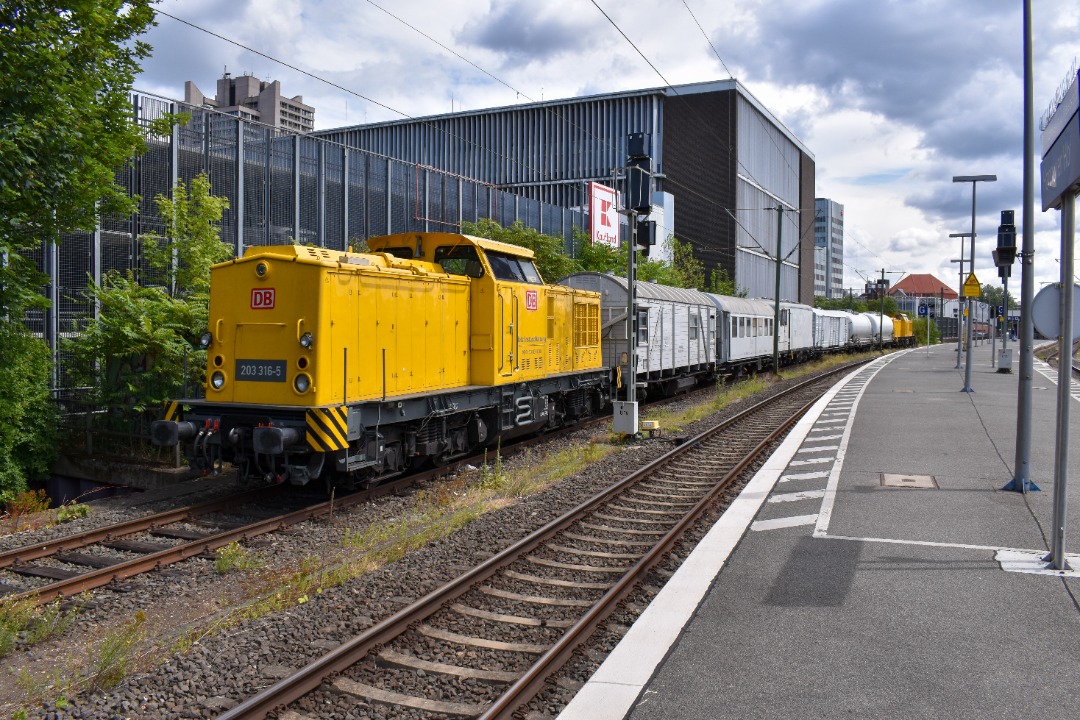 NL Rail on Train Siding: DB Netze 203 310 met sproeitrein tegen onkruid en DB Netze loc 203 316 wachten op Hannover Hbf op een volgende inzet.