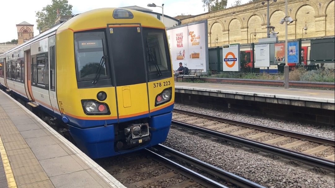 Theo555 on Train Siding: The last few photos from my London Trip, on Saturday afternoon I went on a SWR Class 450 and a London Overground Train, that's all
I did...