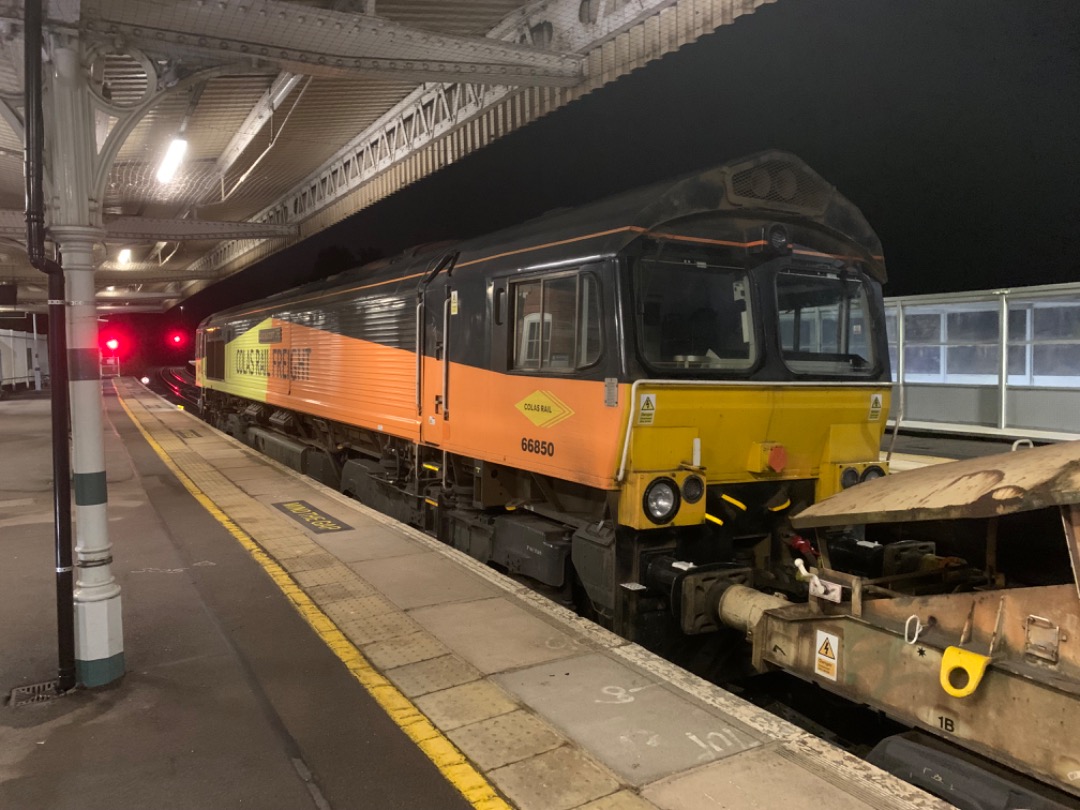 Mista Matthews on Train Siding: I was rudely awakened to let Colas Rail 66850 "David Maidment OBE" exit engineering possession out at Earlswood.
Heading it's train of...