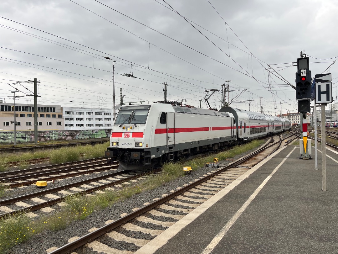 Joran on Train Siding: 2 verschillende Duitse Intercities met 2 verschillende uitziende locomotieven genomen in Hannover Hbf.