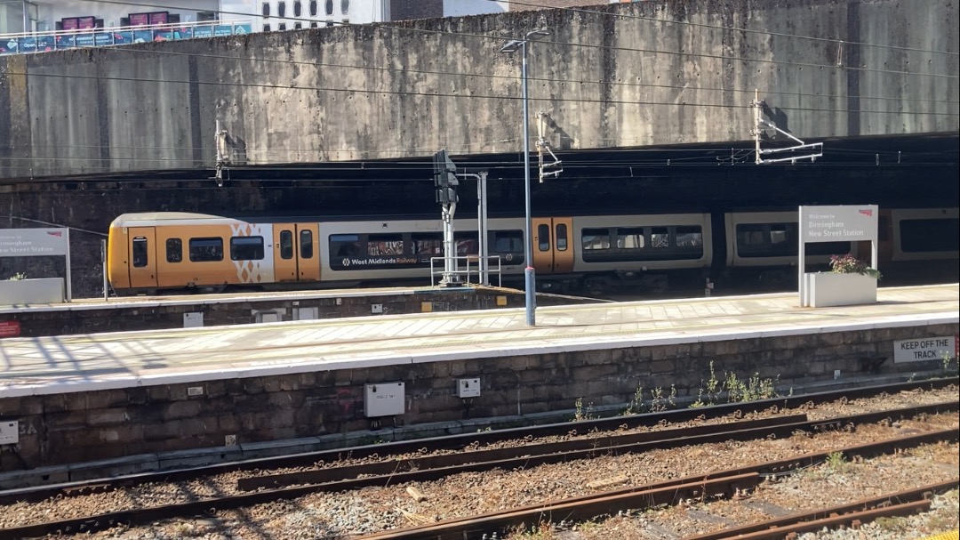 Theo555 on Train Siding: A few pics from a little trip at New Street today, now today I was supposed to be going to Lichfield to meet up with @George but
very...