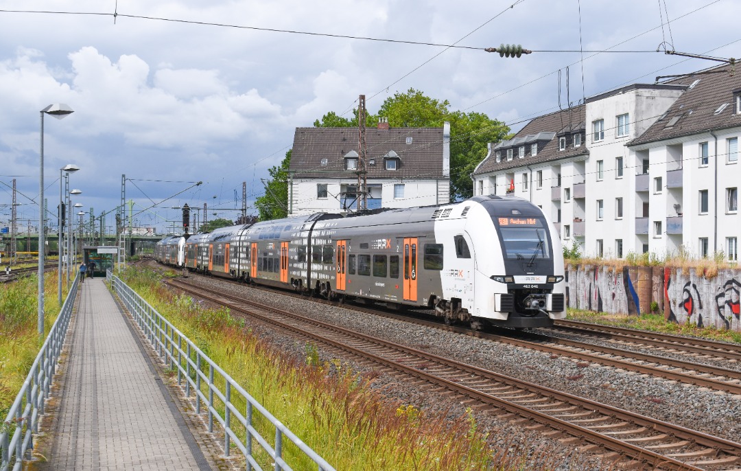 NL Rail on Train Siding: Tijdens het EK voetbal reed er een extra RE trein tussen Dortmund - Köln vv . Op de extra RE trein reden enkele omlopen met een
oude loc. De...