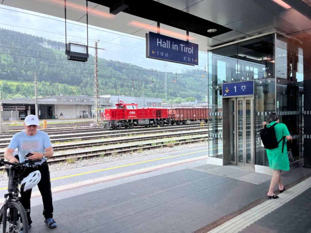 Joran on Train Siding: Een goederentrein genomen vanuit de trein in Hall in Tirol. Op foto 2 zelfs met een stationsnaambord.