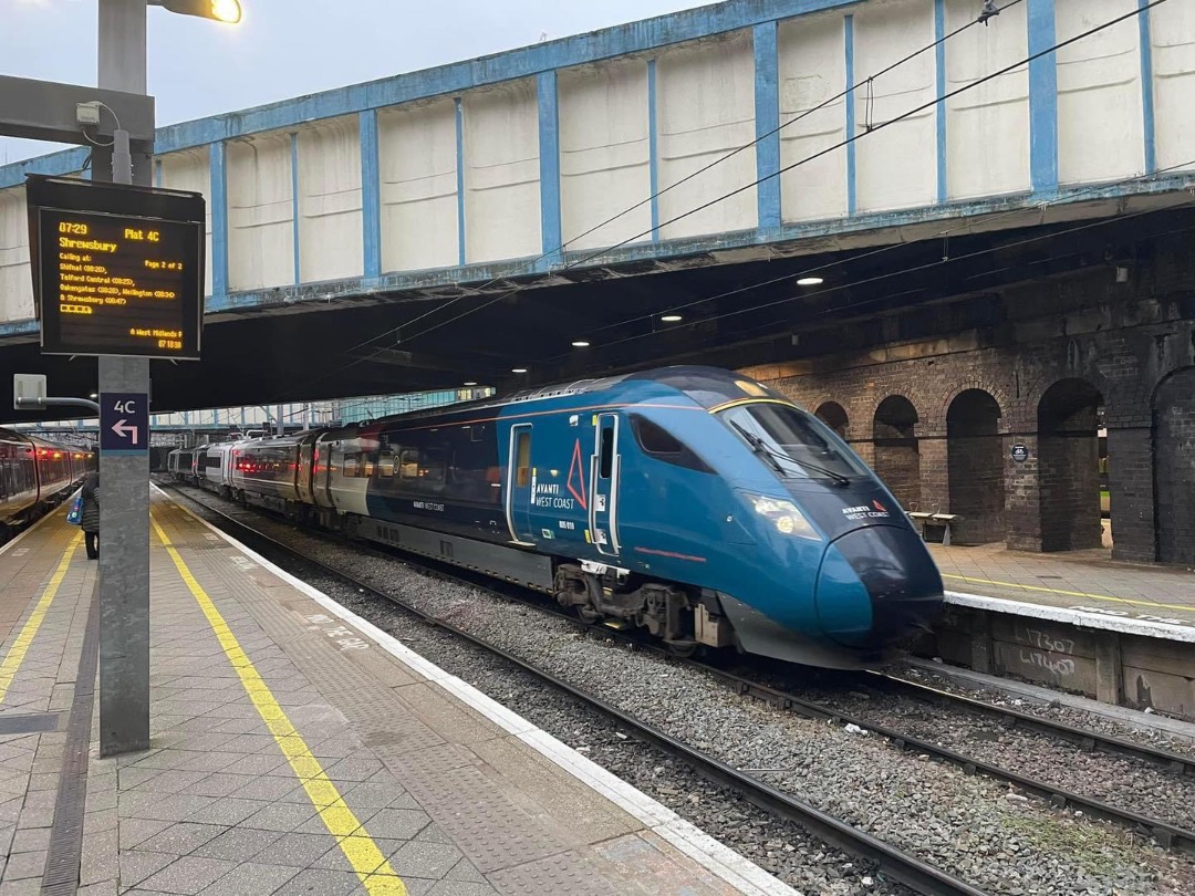 Inter City Railway Society on Train Siding: 805010 ambles through Birmingham New Street on the 3B91 Oxley CAR M.D. to London Euston