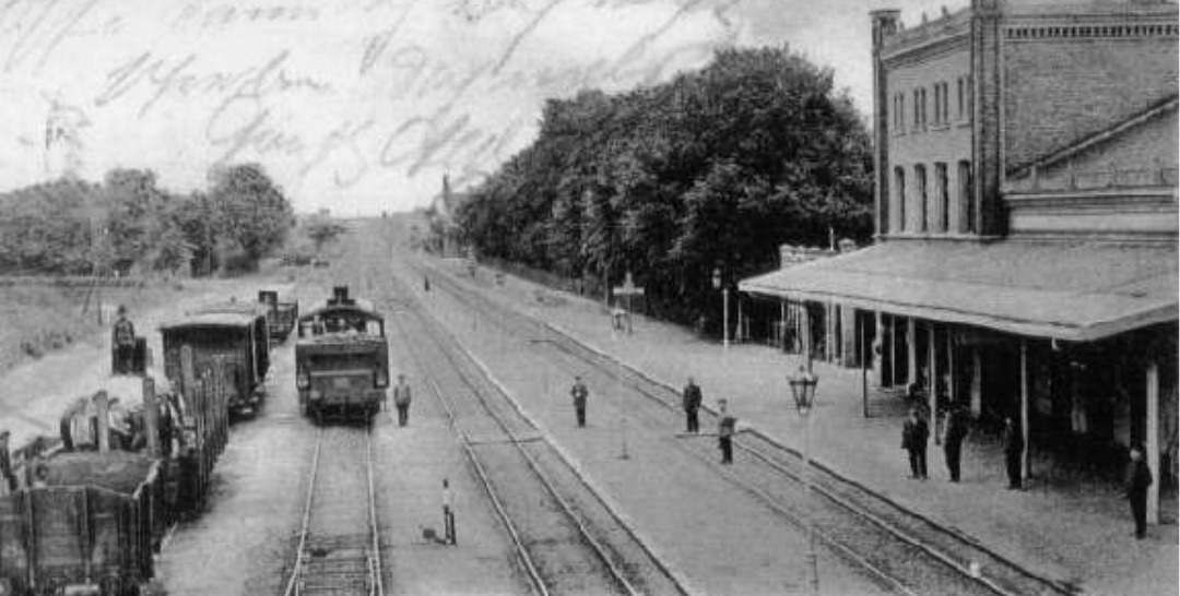 Affen Gamer on Train Siding: Der Bahnhof Müncheberg wurde 1867 an der Preußischen Ostbahn eröffnet am Bahnhof Zweigte die Buckower Kleinbahn ab
und die...