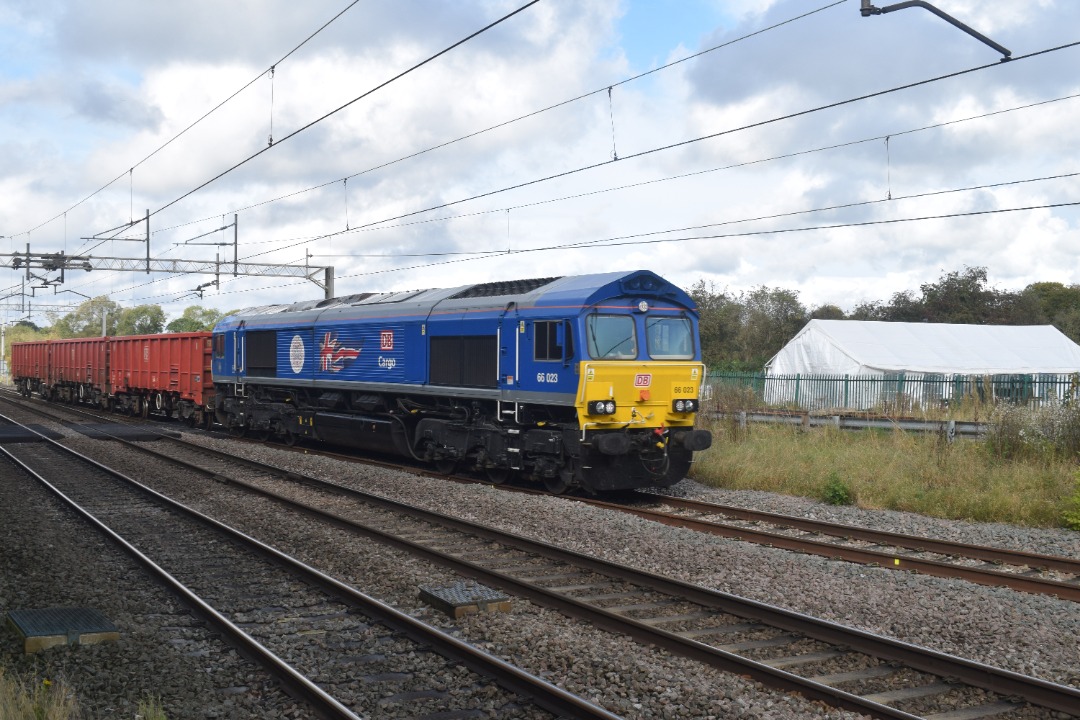 Hardley Distant on Train Siding: CURRENT: 66023 in the King's Coronation Blue Livery approaches Acton Bridge Station today with the 4F87 12:30 Arpley
Sidings to Peak...