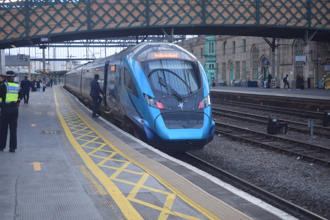 Hardley Distant on Train Siding: CURRENT: 397004 calls at Carlisle Station today with the 1M84 09:09 Glasgow Central to Manchester Airport (Transpennine
Express) service.