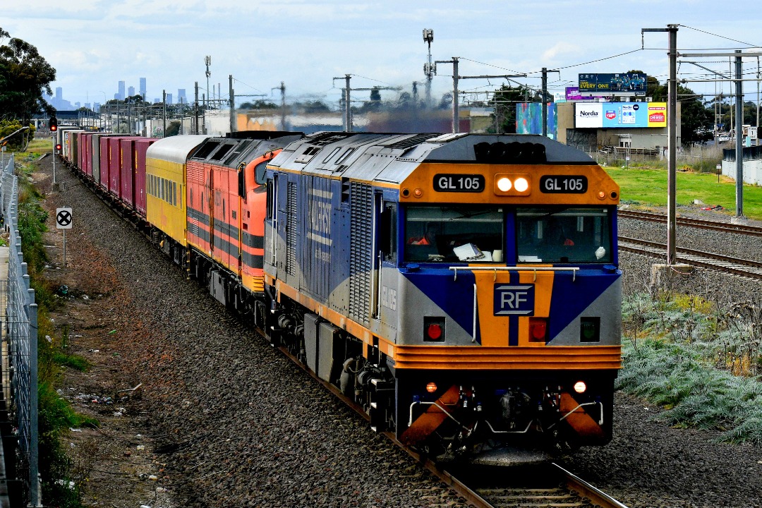 Shawn Stutsel on Train Siding: Railfirst's GL105 and Aurizon's CLP17 trundles through Williams Landing, Melbourne with 6MX1, Container Service bound
for South...