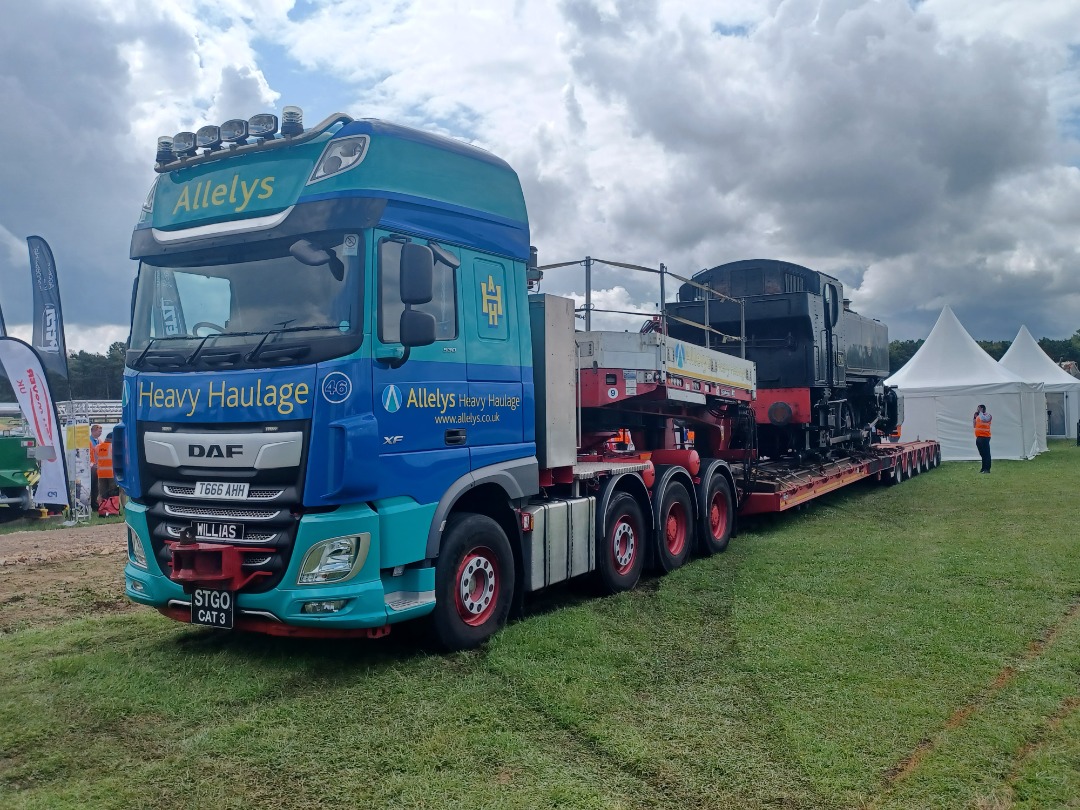 Trainnut on Train Siding: #photo #train #diesel #depot Network Rail Helicopters, Stadler Flirt and GWR new battery train, class 50 50007 and the Hydroflex
799201 unit....