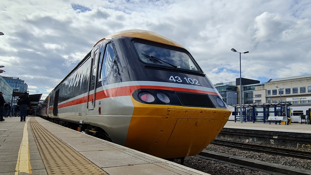 Tom Lonsdale on Train Siding: #EastMidlandsRailway 43274 and 43102 pause at Nottingham before forming the 16:45 to London St Pancras. #trainspotting #train
#diesel...