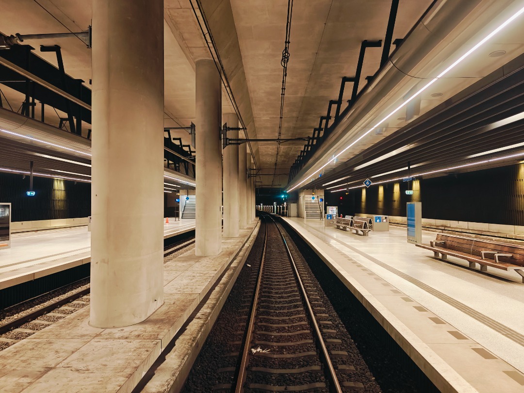 Machinist Stefan on Train Siding: In de tunnel van #Delft nu twee manier van stroomtoevoer. In de oude tunnel de conventionele bovenleiding. In de nieuwe tunnel
een...