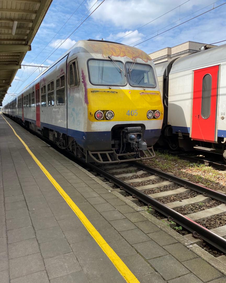 Bilal on Train Siding: Hello there from…. Kortrijk station! Presenting you the AM80 going to Brugge/Oostende. This train stops in Ingelmunster, Izegzm,
Rosenlare,...