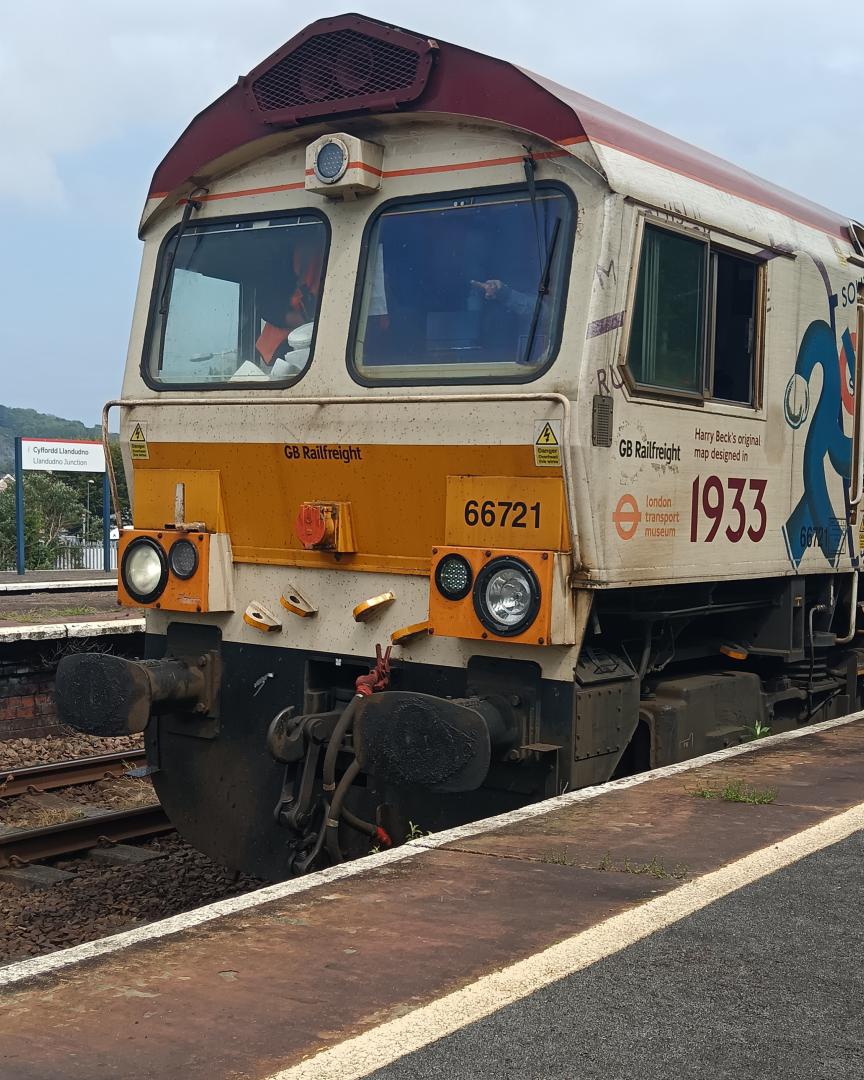 TrainGuy2008 🏴󠁧󠁢󠁷󠁬󠁳󠁿 on Train Siding: I saw one of the very few freight trains to come to my local yard in Llandudno Junction this year, so
far -...