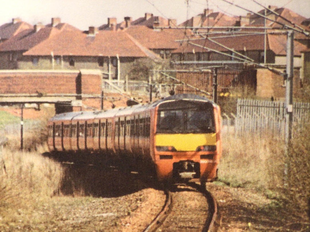 Alex Coomber on Train Siding: A Class 320. No 320316 25 KV. The Class 320 is a 3 car version of the Class 321 specially adapted for the needs of the Strathclyde
PTE...