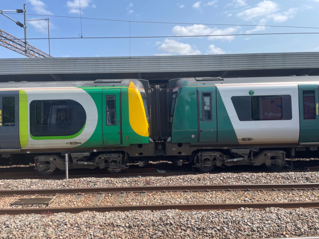 JackzTrackz on Train Siding: Old and new livery. 350246+350405. It will be sad to see the class 350/2s go to get scrapped (17/08/2024)