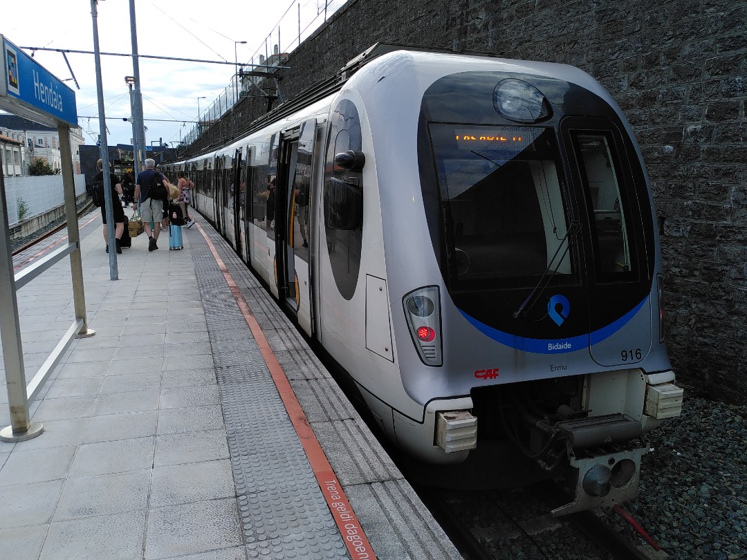 Rafael on Rails on Train Siding: Recent trip from London to Spain, taking the Intercité de Nuit from Paris Austerlitz to Bayonne and the Euskotren to
cross the...