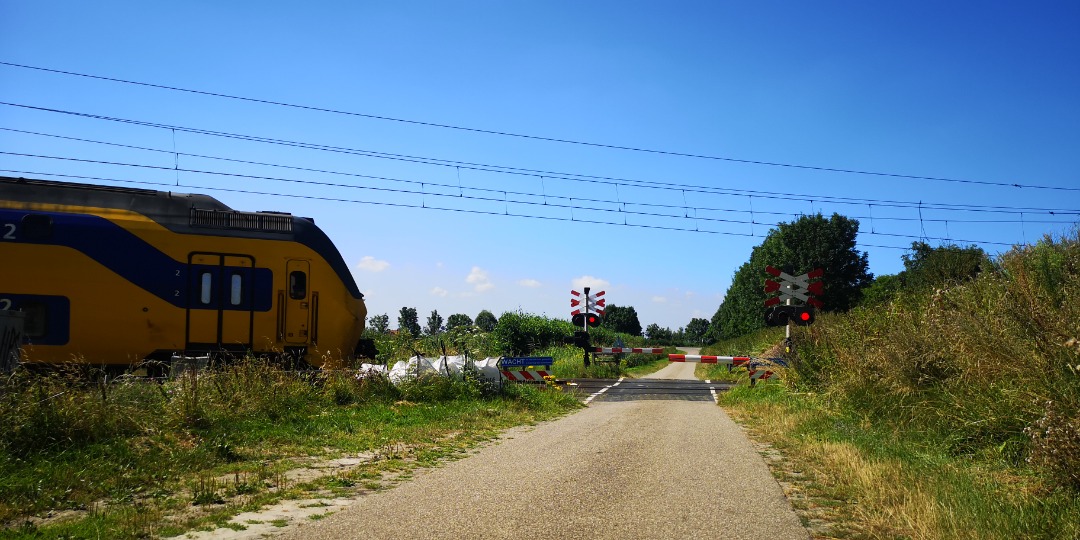 De Projecten on Train Siding: Coupure in a dyke near Krabbendijke, Rillandseweg/Nwe Rijksweg. In case of a dyke-breaktrough, these doors can be shut to avoid
the sea...