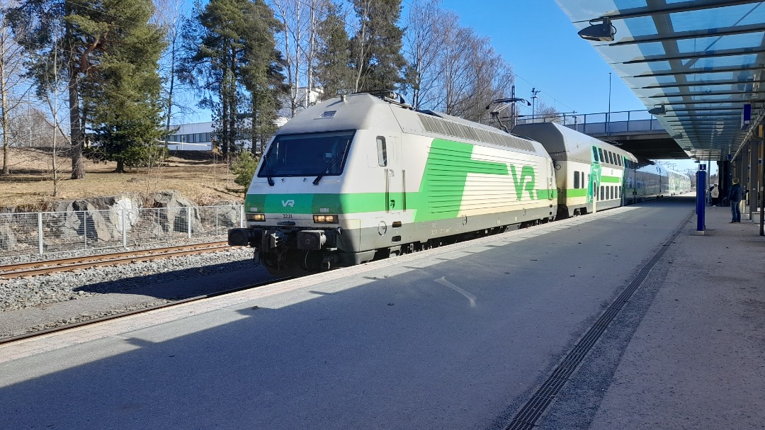 Grasshopper Without Grass on Train Siding: Was waiting for the train to come in so I can get some photos, and it just arrived, almost 1 hour before it's
leaving again