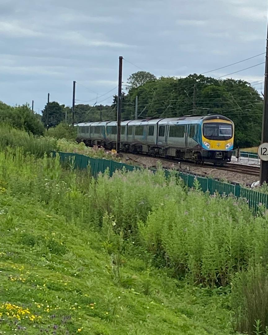 Noah on Train Siding: TPE 185133 coupled to 185125 passing #train #trainspotter #trainspotting #trainphotography #tpe #185133 #185125