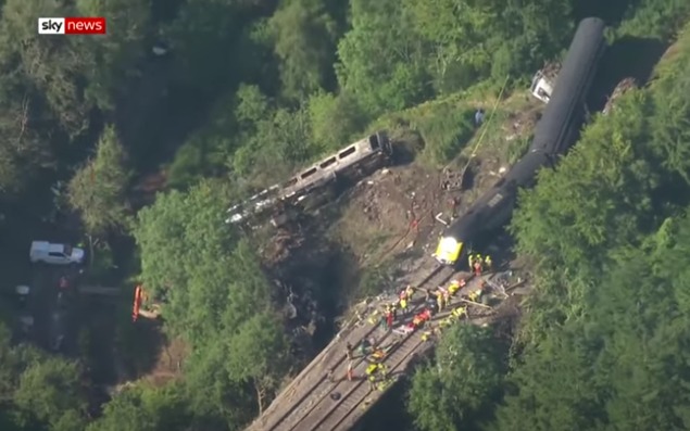 Jess Clark on Train Siding: 43030 43140 in stonehaven derailment. 2 dead, driver dead. Praying to people that have been in the crash. As a HST lover this breaks
my...