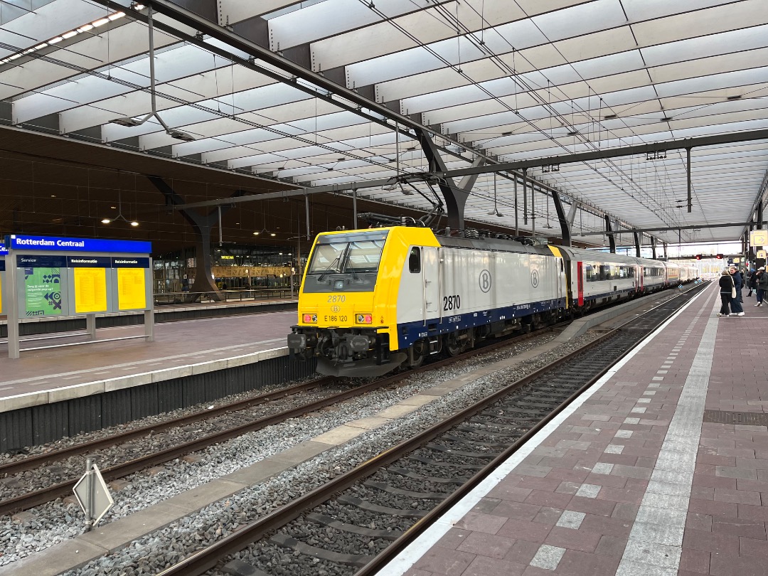 Joran on Train Siding: Een toekomstige Eurocity genomen met 2 ex-NS-locomotieven die in NMBS huisstijl gebracht zijn, graffiti en een LGBT vlag genomen in
Rotterdam...