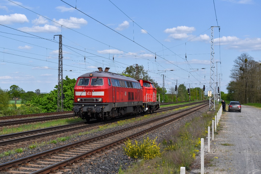 NL Rail on Train Siding: DBC 218 836 en 212 310 rijden langs Saarmund onderweg richting Potsdam Pirschheide of Micendorf.